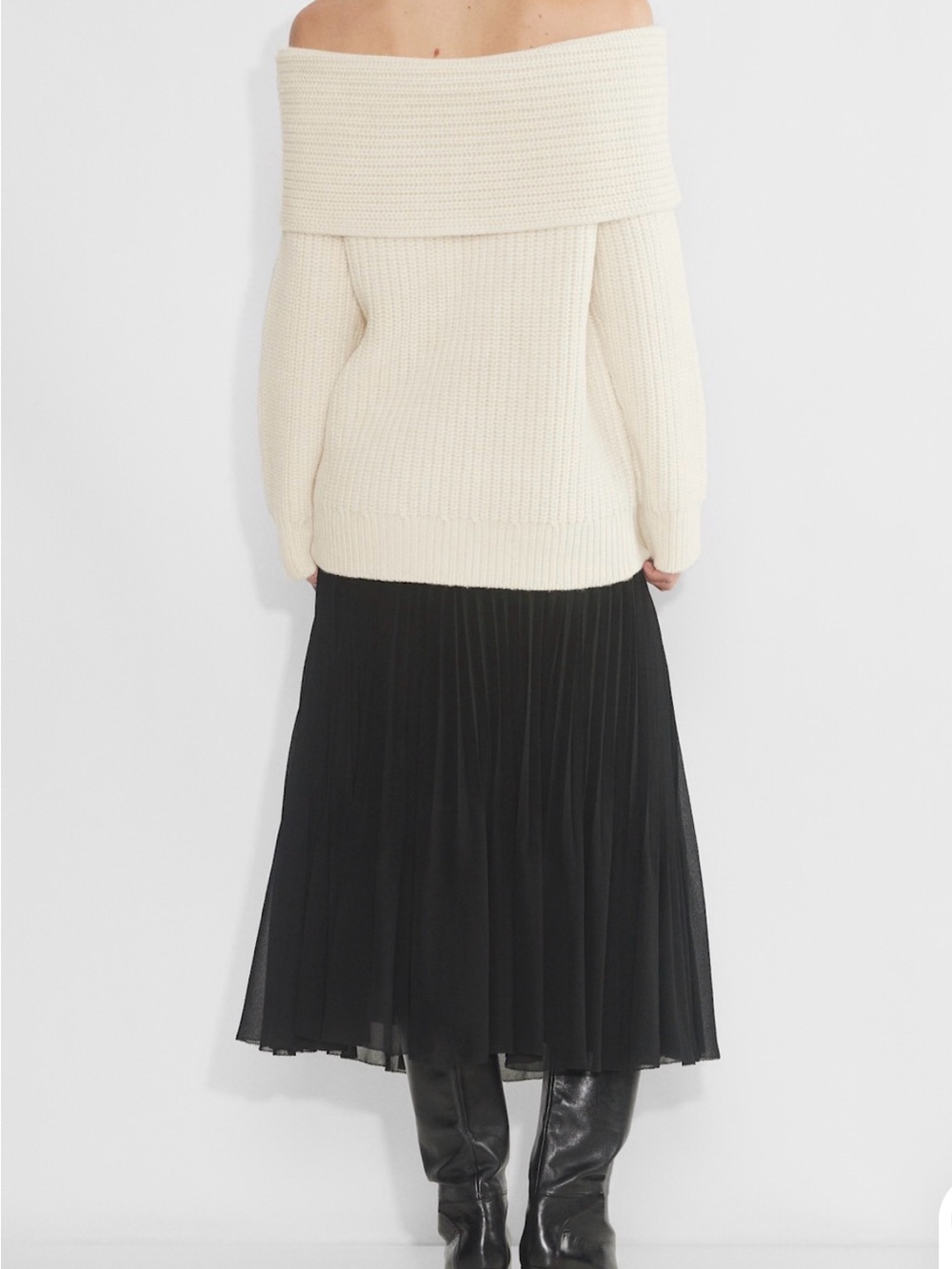 Aritzia - Wilfred Off-the-Shoulder Foldover merino wool Sweater — Cream, LARGE - Picture 3 of 16